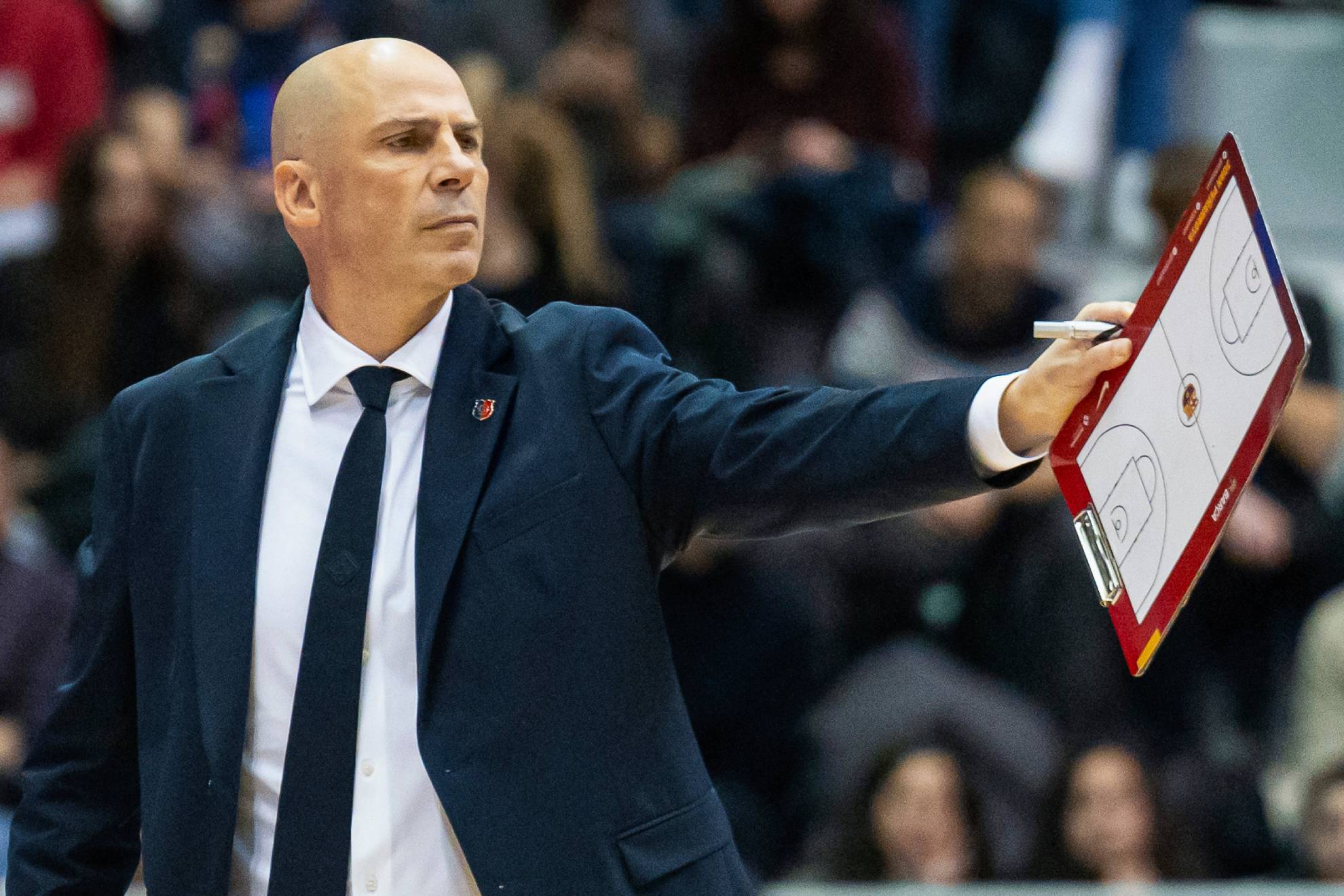 密切关注他 密切关注他